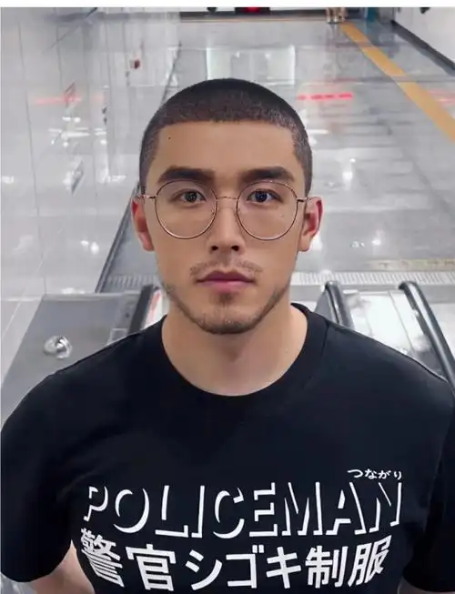 今夏爆火男士发型16款(男士圆脸适合的短发图片)