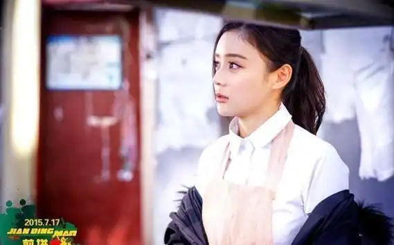 袁姗姗回家参加弟弟婚礼,戴帽不抢新娘风头,身材却尽显明星高调