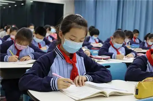 孩子们认真听课