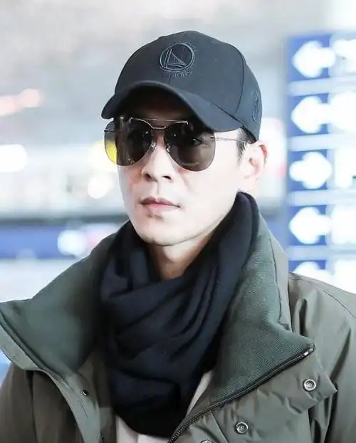 40岁乔振宇更有型了,穿军绿棉服戴墨镜又酷又帅,围脖搭法更个