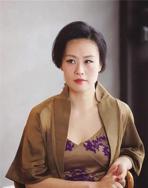 邬君梅1966年出生于上海的电影世家,母亲是上海著名演员朱曼芳.