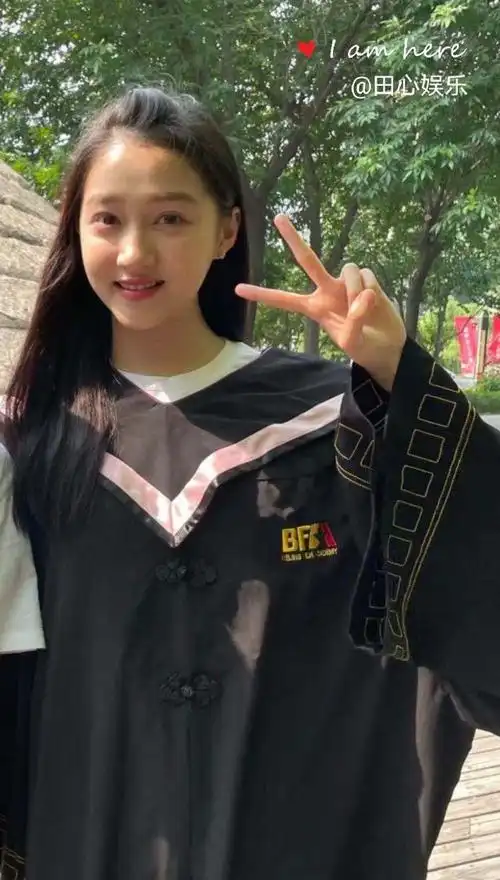 关晓彤现在上热搜就要被骂晒毕业照也被网友骂
