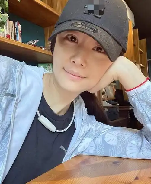 45岁林心如晒怼脸自拍照素颜出镜肤色略显暗黄嘴角酒窝好明显