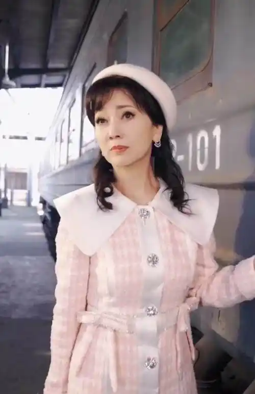 68岁赵雅芝再扮冯程程,穿粉色洋装秀小蛮腰,时隔41年容颜未改