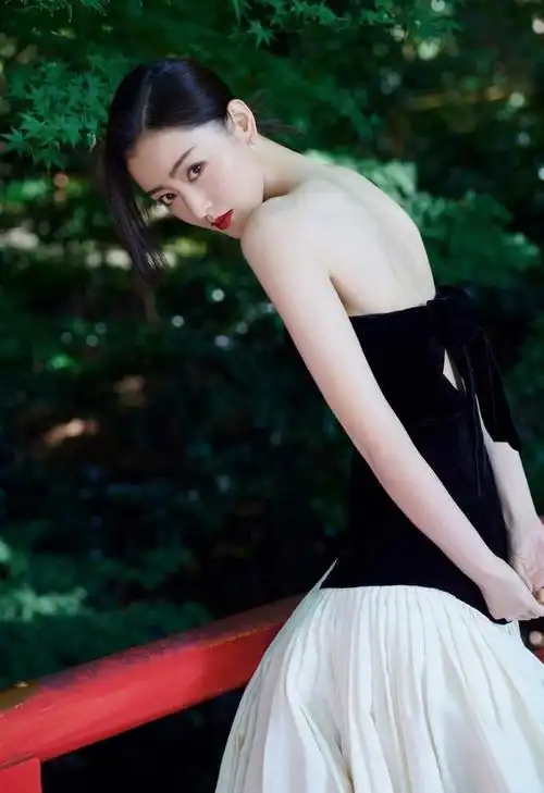 明星写真:张天爱黑色抹胸拖尾长裙时尚美拍,身材婀娜仙气飘飘