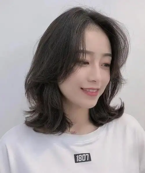 方脸适合什么发型女2020年,四十岁的女人,留什么发型最好看?