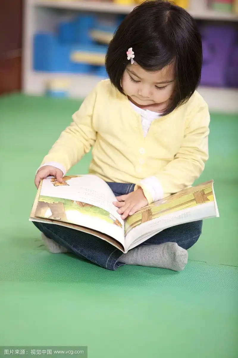 可爱的小女孩看书