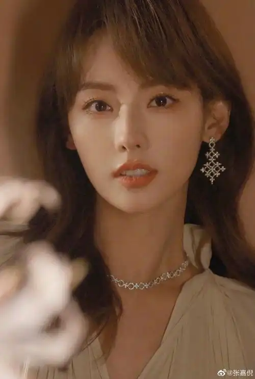张嘉倪穿一袭白裙超温柔低头浅笑恬静美好
