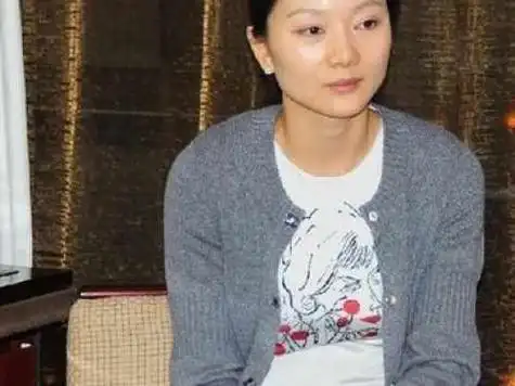 张艺谋现任妻子陈婷另外,曾经摸过众多"大馒头"的张艺谋也陷入了多妻