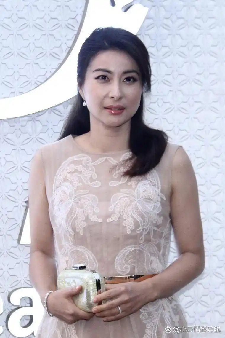 跳水女皇郭晶晶:赛场外的真实与从容 早前,跳水界的传奇人物郭晶晶登