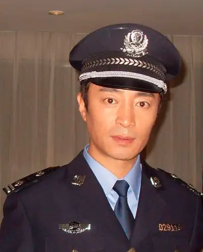 何中华,出生于吉林磐石,毕业于吉林省戏曲学校,内地演员