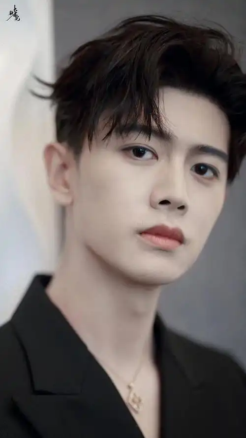 任嘉伦壁纸:你一笑我就沦陷了,沦陷在你眼中那抹白月光般的温柔