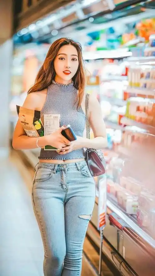 超美小姐姐穿搭牛仔裤尽显悠闲惬意之感