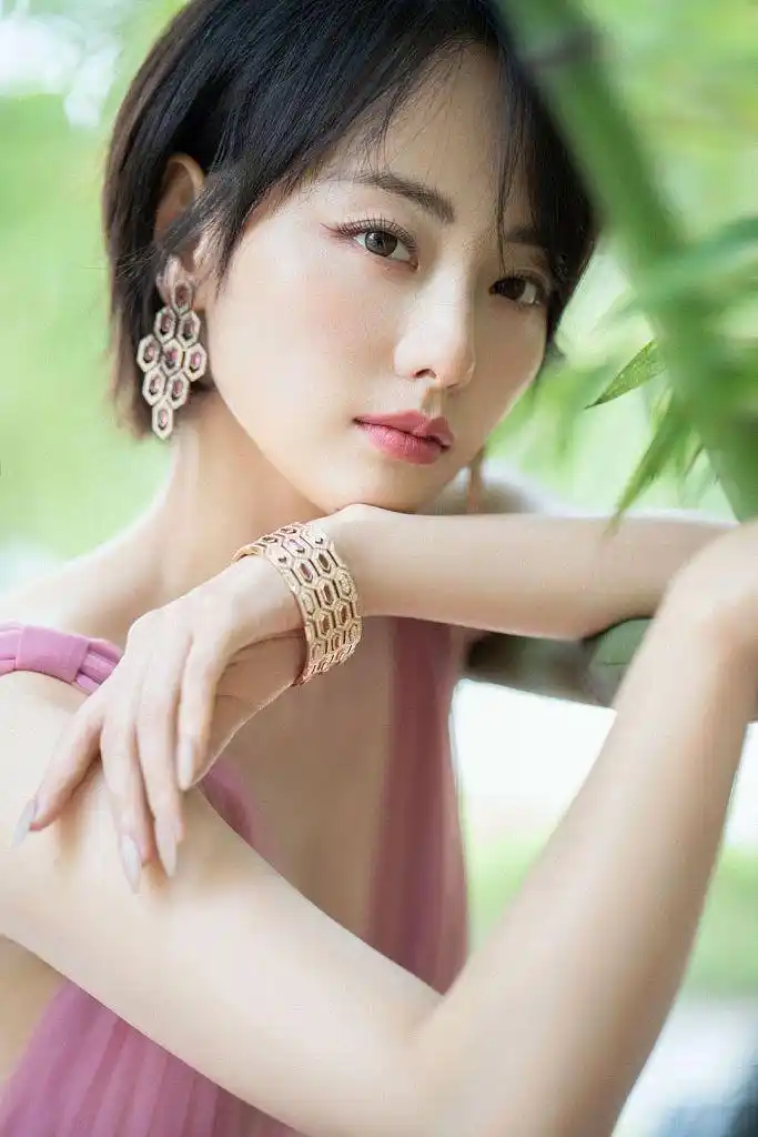 张嘉倪穿粉色深v纱裙如梦似幻 短发配紫水晶耳环优雅有致