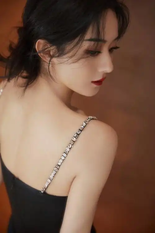 35岁赵丽颖穿吊带黑裙秀精致锁骨大长腿