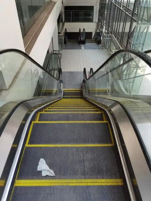 玻璃观光电梯的设计,让裸露的电线,墙壁的积灰一览无余,反而没有带来