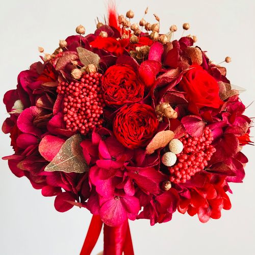 凤冠霞帔新娘手捧花束新郎胸花中式婚礼不凋谢的永生红色玫瑰绣球