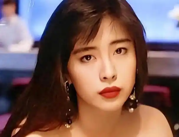 王祖贤,一个让人难以忘怀的香港女性偶像,以高挑的身材和优雅的气质在