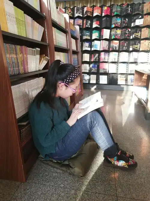 来图书馆看看书吧,看书的人很多,没有坐位,只能就地解决了.