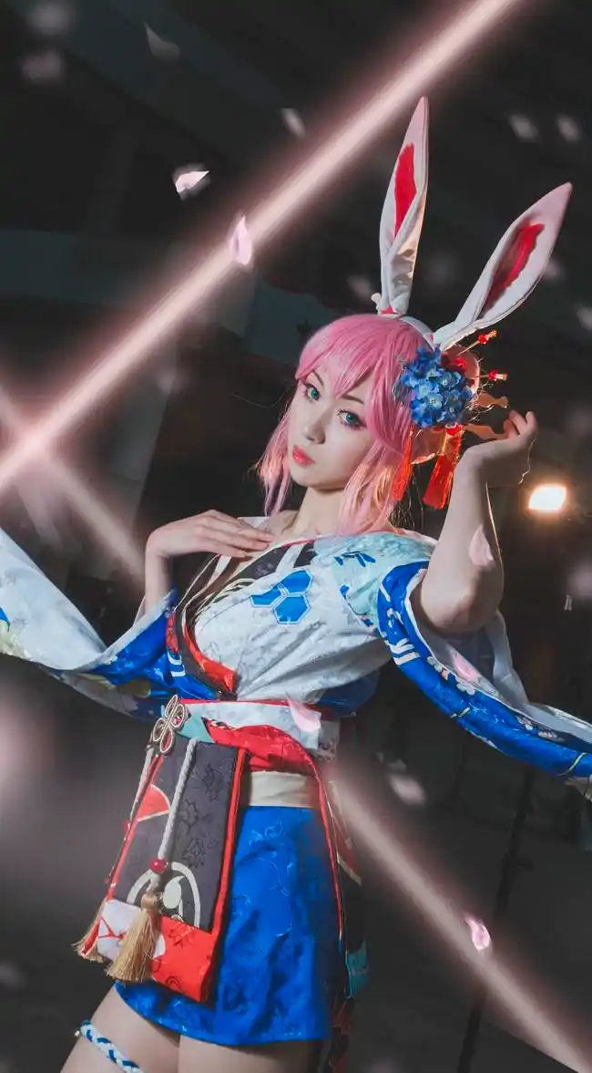 崩坏3:八重樱cos参山,逆天长腿手持长刀,霸气与颜值完美融合