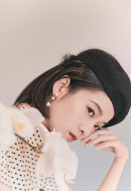 张雪迎短发造型气质大变黑色背心配紫色束脚裤街头风帅气十足