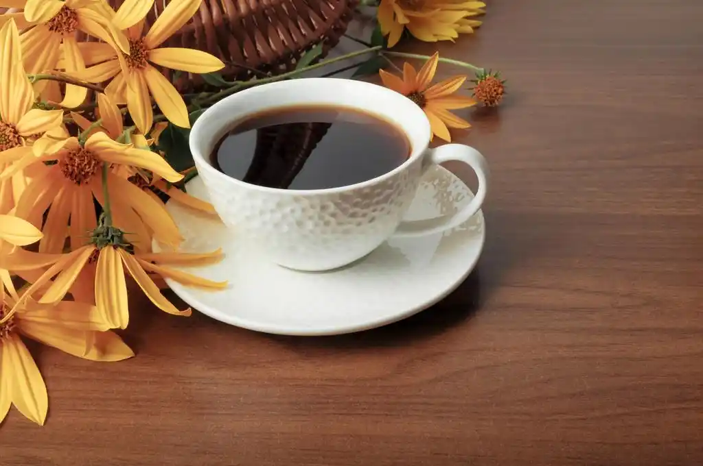 咖啡和鲜花,与咖啡和花卉静物