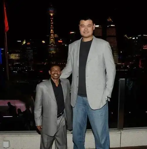 "小虫"博格斯身高只有1.6米,他是如何在nba立足14年的?