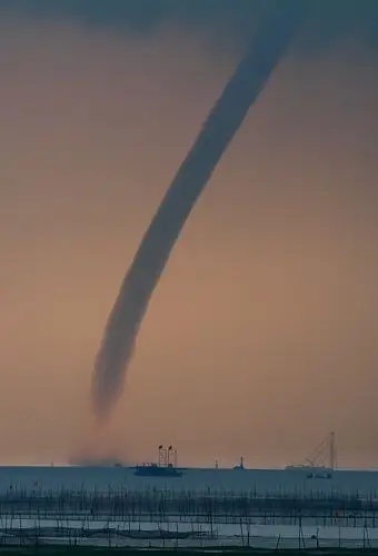 [原创] 今天傍晚洪泽湖惊现龙卷风