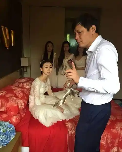 身材高挑皮肤白皙似少女,与范斯晶像姐妹花_张梦瑾_家庭_婚姻