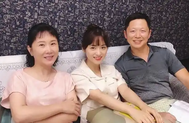 但是沈月妈妈之前年轻照片曝光,非常的漂亮,因此才会受到热议!