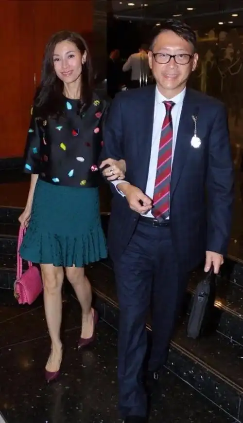 48岁李嘉欣穿得像个18岁的小姑娘