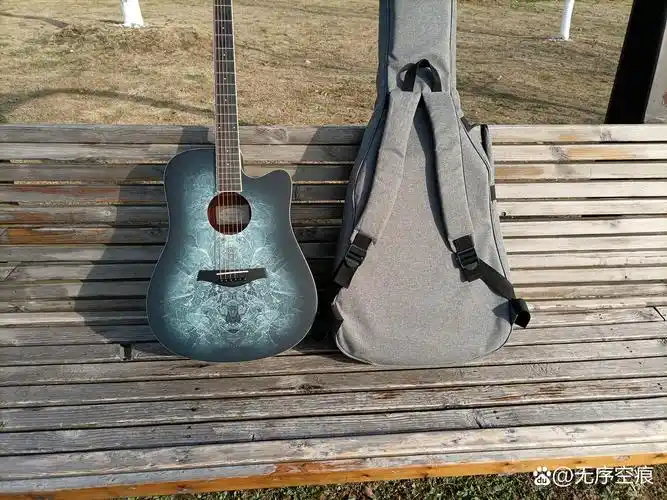 我带着吉他到处旅行 一半的时间用来看天空 云聚散不定 像漂浮在身边