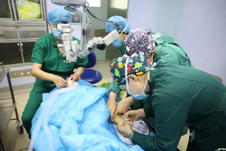 为孩子进行手术