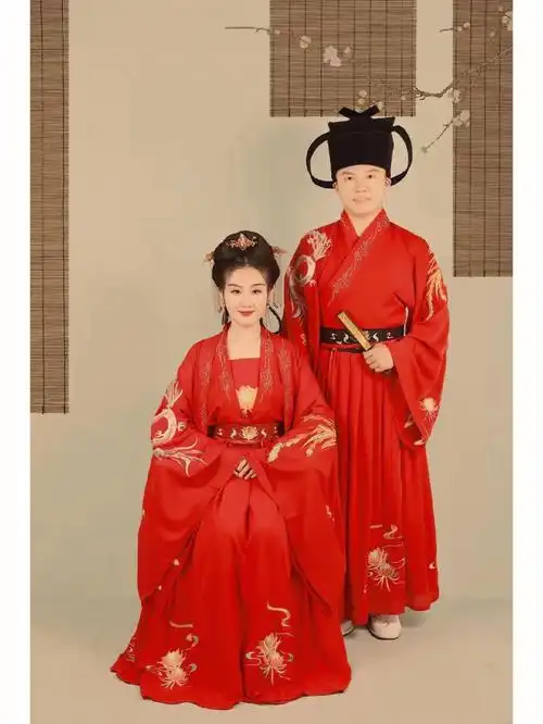 我突然想起来我还有一套魏晋南北朝汉服婚服在家去年买了拍结婚照用的