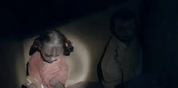 在逃避红毛鬼追杀的规程中他们意外闯进了关东军要塞.