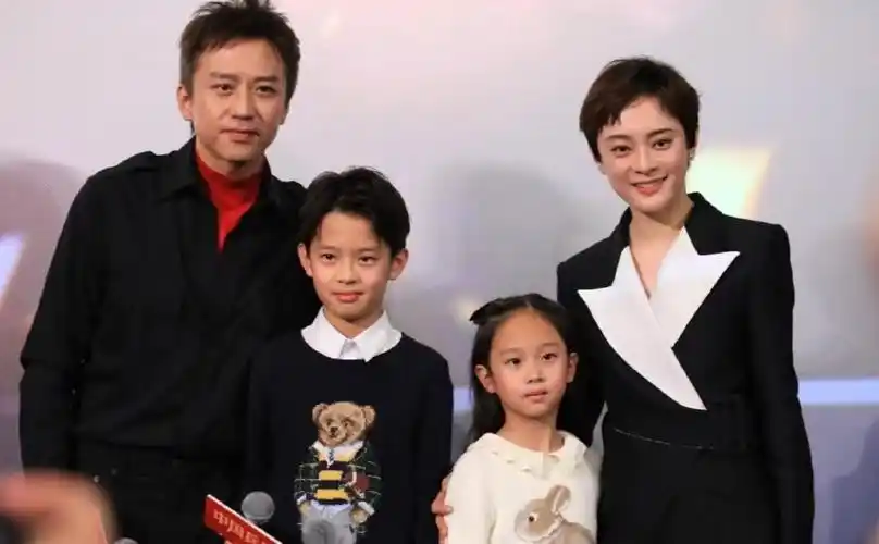 孙俪的儿子非常帅女儿很漂亮一家四口亮相助力电影乒乓