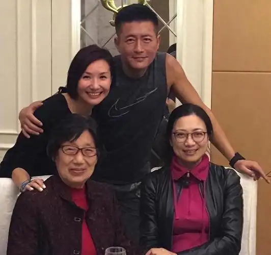 演员江珊55岁了她二婚的老公叫田小洁比前夫高曙光更加帅气