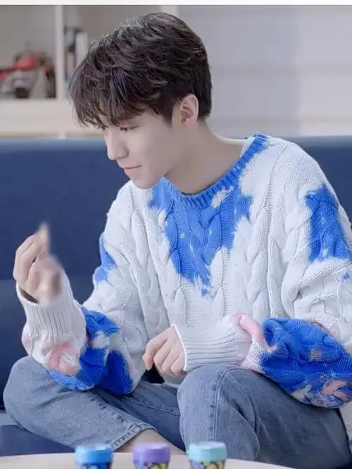 特价王俊凯同款衣服冬季_张云雷王俊凯同款渐变色毛衣女蓝色宽松外穿