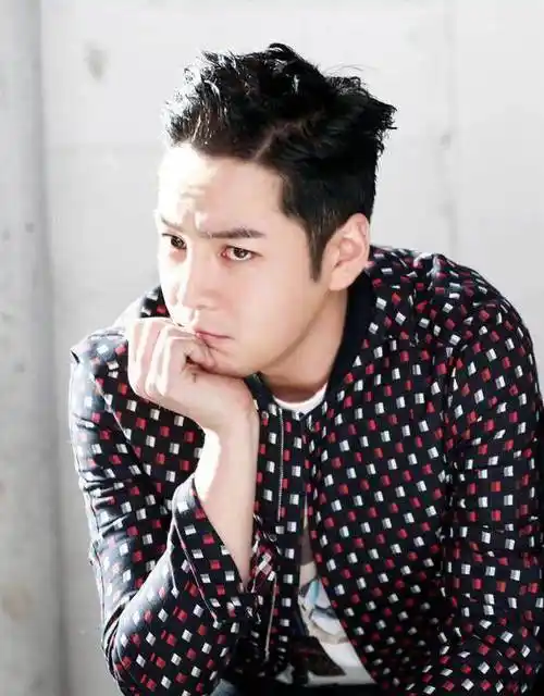 张根硕最新剧照帅得一脸,剪了短发清新感十足,正如回到18岁容颜_样子