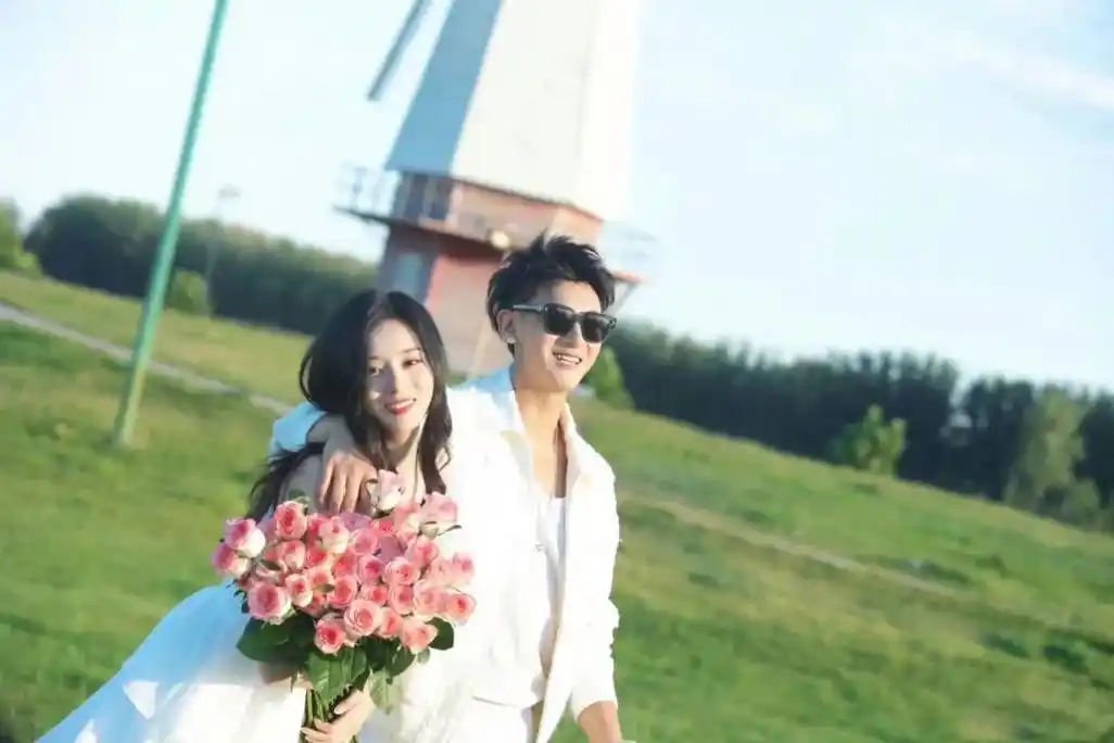 就是黄子韬,在被扒出豪华求婚现场,给女友投资综艺一系列霸总行为之后