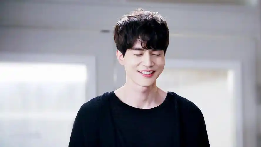 李东旭帅气美图 (6/ 8) 2017-06-16 17:26:58 图片尺寸是: 1920*1080