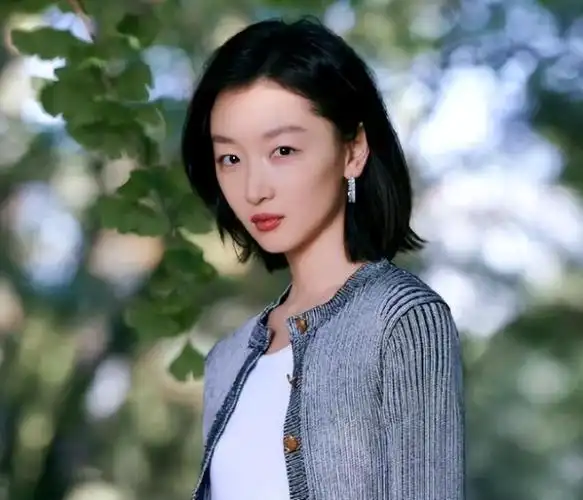 周冬雨原名"周丽娟",1992年出生于河北石家庄一户普通农村家庭中.原