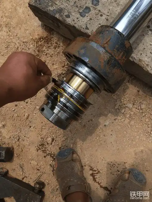 更换挖掘机行走油封专区