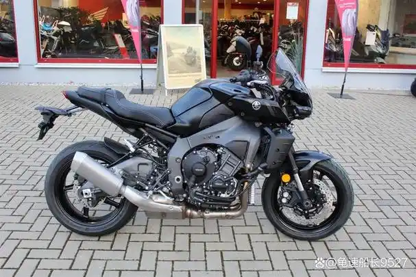 2023款铃木gsx-s1000gt是一款出色的运动旅行摩托车,其设计灵感源自
