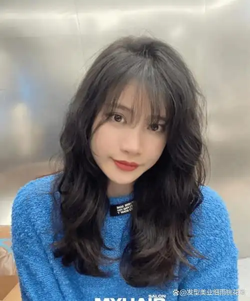 中长发的女生烫一烫,真的怎么烫都好看.