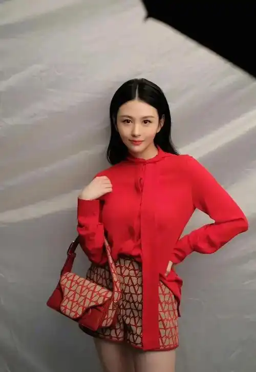 邱淑贞女儿沈月红色衬衫搭配短裤优雅气质完美继承妈妈美貌