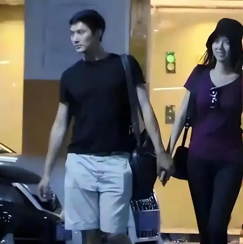 2021年,张梓琳登上了央视的春晚,与李宇春,何穗等超模完成t台秀《山水