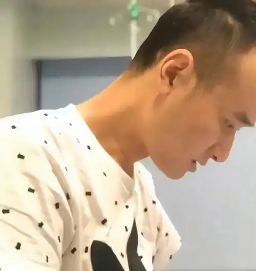 回顾姑娘陪丈夫抗白血病失败带俩娃嫁初恋前公公还给她送戒指