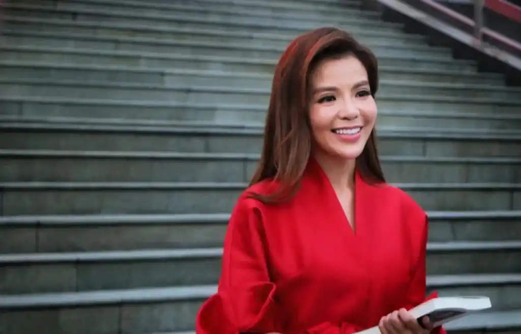 主持人朱迅太辛酸:爹不疼娘不爱,异国勤工俭学被辱毫无尊严