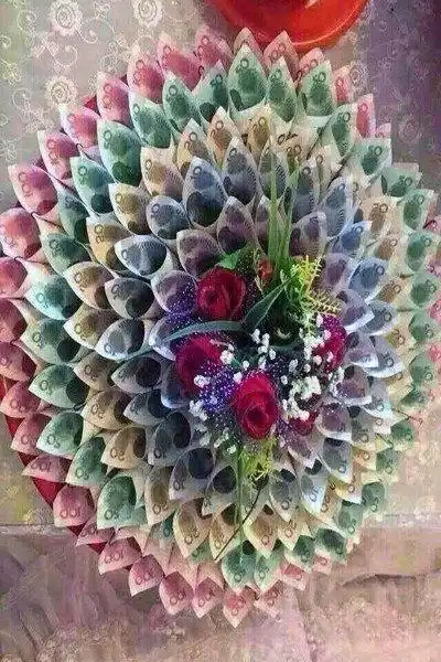 一个男老板用99张新版连号的100元面值人民币在花店订制了一束花束